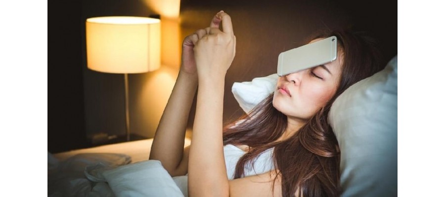 Bangun Tidur Langsung Cek HP, Baik atau Buruk?